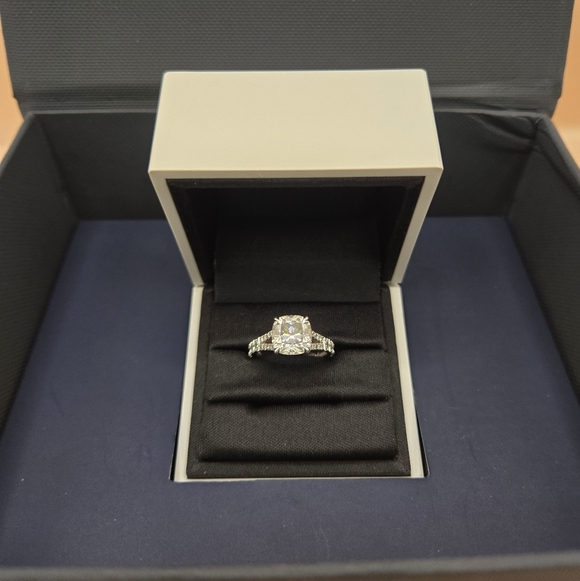 Ms Blue Jewelry - 3 Carrat Sparkling Mossinate Center Stone  Diamond. 925 Sterling Silver Size 6